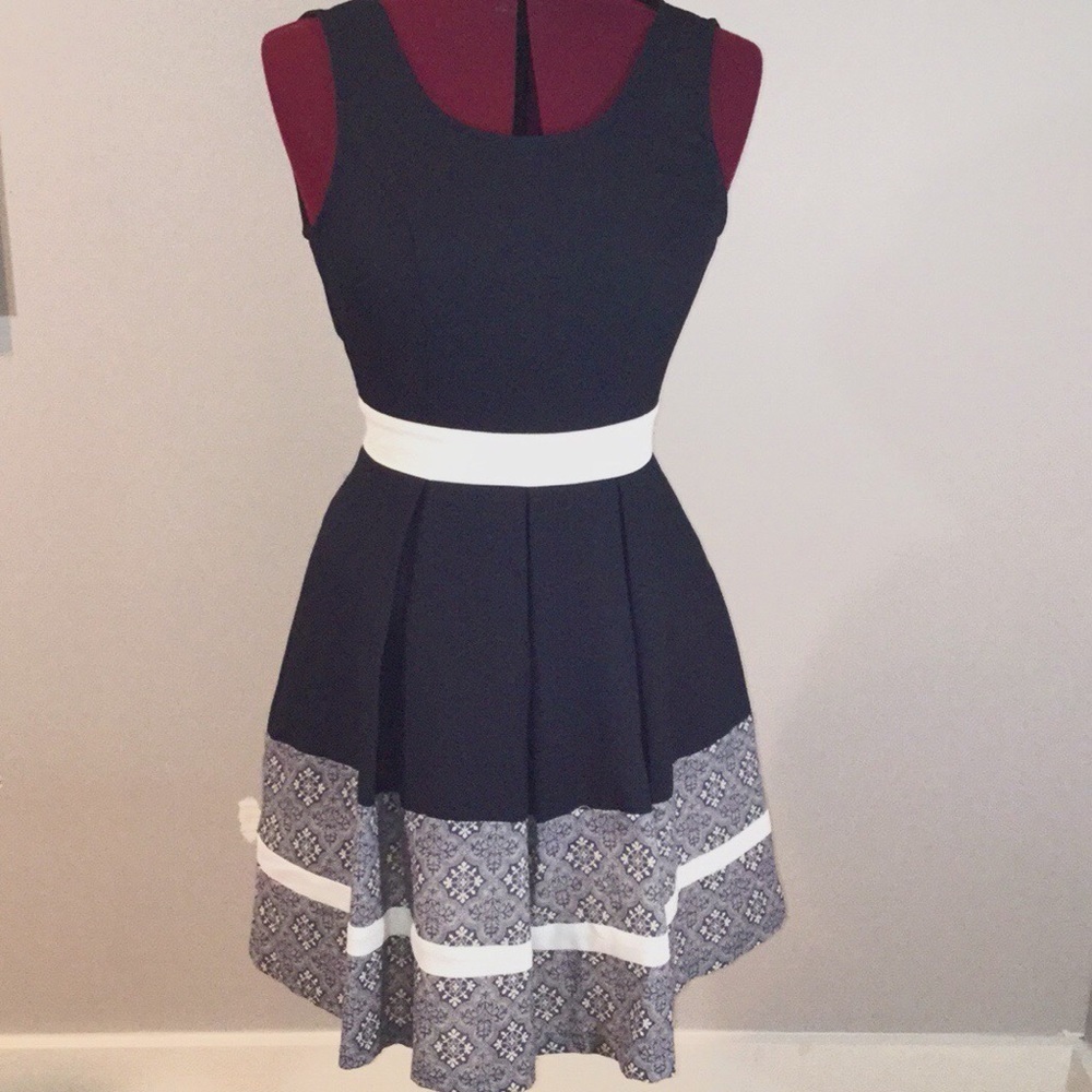 Doe & Rae pleated fit and flare dress navy & white